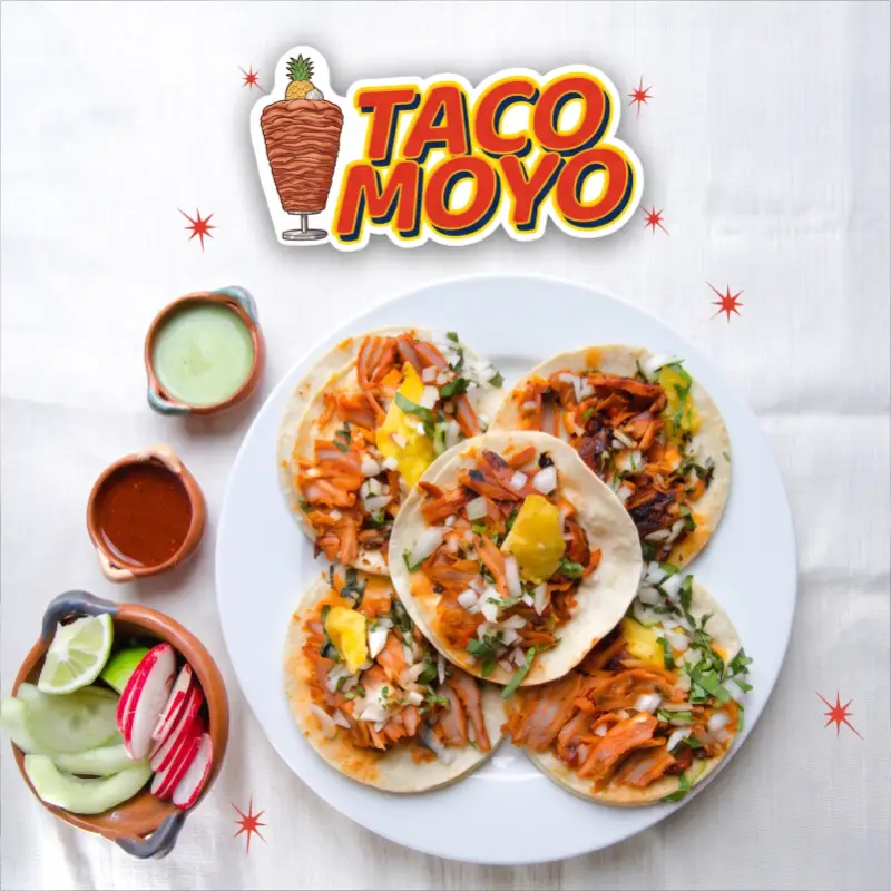 Plato de tacos al pastor con cilantro, cebolla y piña servidos en Tacos Moyo en Martínez de la Torre, acompañados de salsas y guarniciones tradicionales.