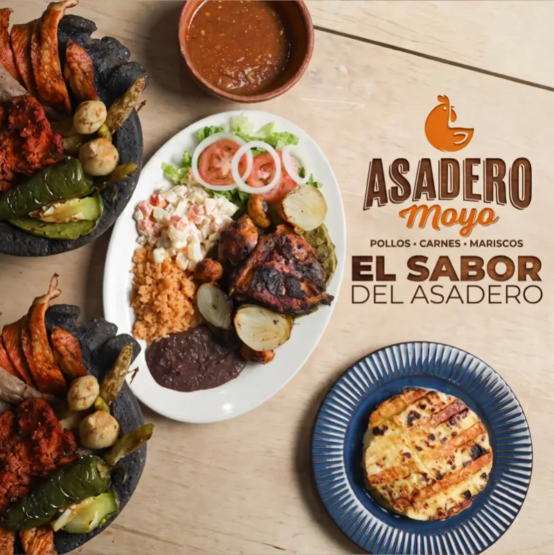 Banquete a la parrilla de Asadero Moyo en Martínez de la Torre, mostrando pollo asado con guarniciones, carnes servidas en molcajete, queso asado y salsa tradicional.