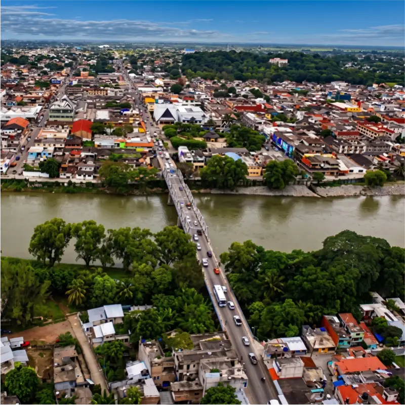 Vista aérea panorámica de Martínez de la Torre y su puente principal, ciudad donde Grupo Moyo lidera el sector gastronómico.
