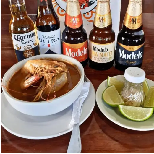 Caldo de camarón y mariscos reconfortante acompañado de cervezas y limones en Restaurante Moyo en Martínez de la Torre.