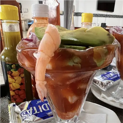 Delicioso cóctel de camarones fresco con aguacate y galletas saladas en Restaurante Moyo en Martínez de la Torre.