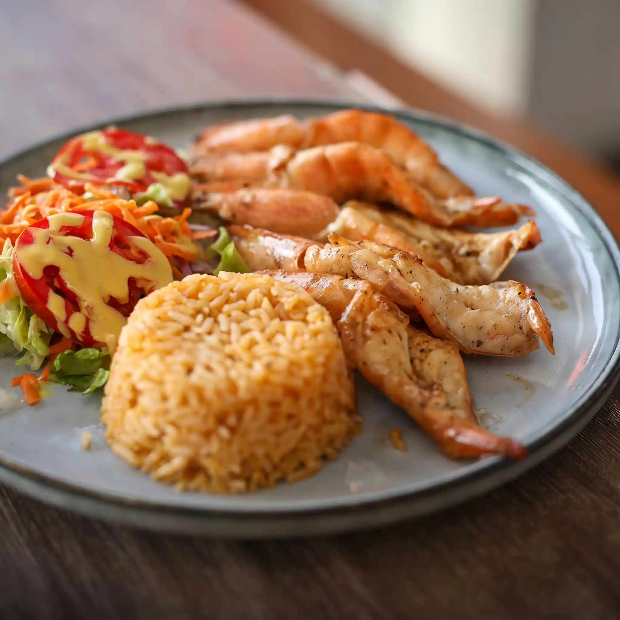 Platillo de camarones a la plancha con arroz y ensalada listos para ser ordenados por WhatsApp en Asadero Moyo, Martínez de la Torre.