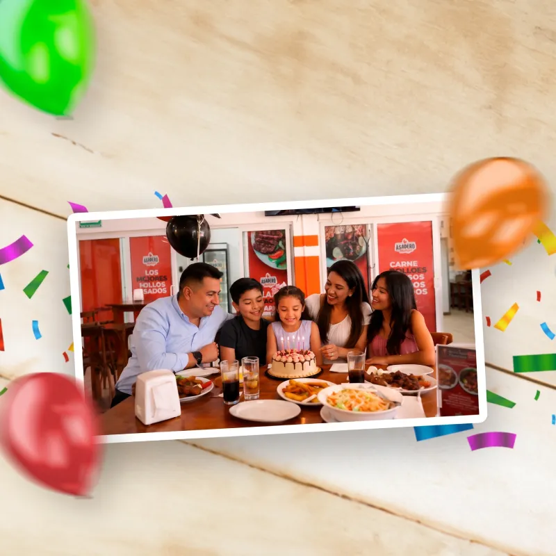 Familia feliz celebrando una fiesta de cumpleaños con pastel y parrillada en las amplias instalaciones de Asadero Moyo, Martínez de la Torre.