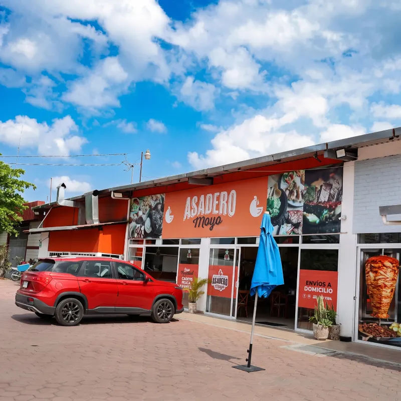 Fachada de Asadero Moyo en Martínez de la Torre, punto de partida operativo para nuestro servicio a domicilio gratis de cortes y parrilladas.