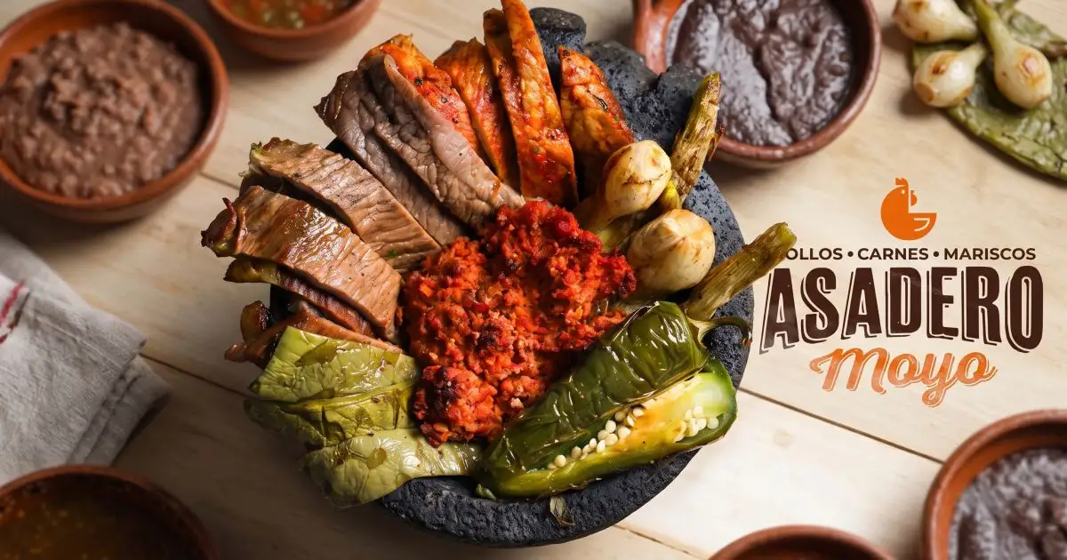 Espectacular molcajete de carnes asadas, chorizo, nopales y cebollitas servido en Asadero Moyo, Martínez de la Torre.