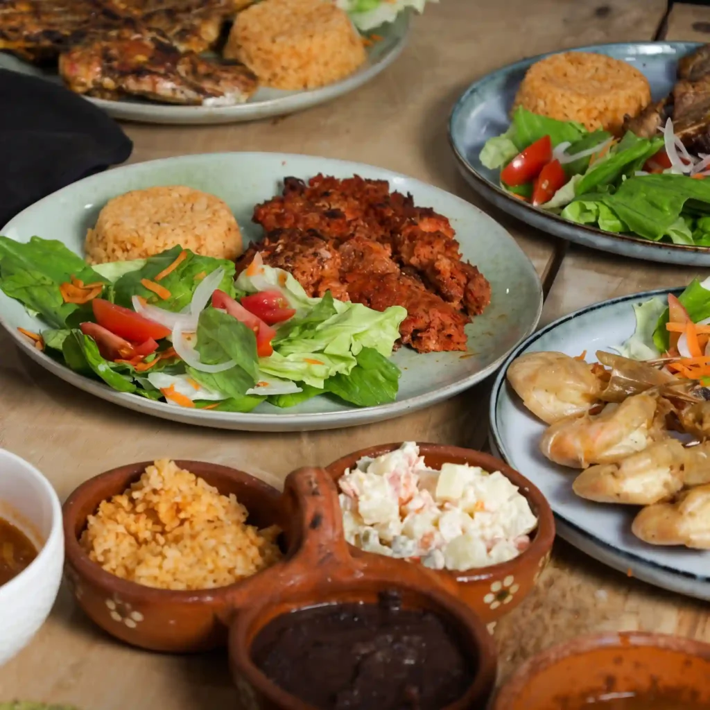 Mesa rústica servida con una gran variedad de carnes asadas, camarones y guarniciones tradicionales en Asadero Moyo, Martínez de la Torre.
