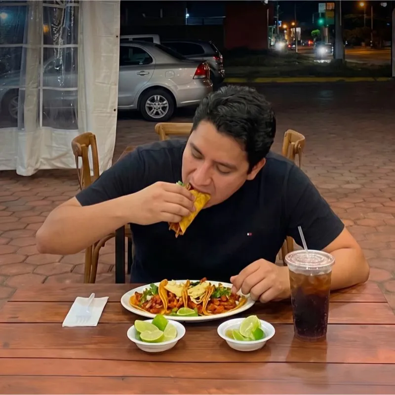 Cliente disfrutando de un taco bien servido en la terraza de Taco Moyo, la mejor taquería de Martínez de la Torre.