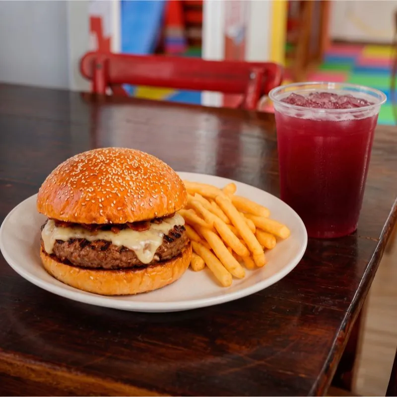 Papas a la francesa doraditas y agua fresca fría como complementos ideales del menú en Taco Moyo, Martínez de la Torre.